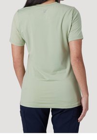 Camicetta verde a maniche corte realizzata in tessuto leggero, con scollo rotondo, texture liscia e un piccolo logo sulla parte posteriore del collo.