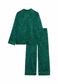 Conjunto de pijama verde que incluye una camiseta abotonada y pantalones a juego, adornado con un patrón de hojas y la letra "E" en negro. Textura de tela suave.