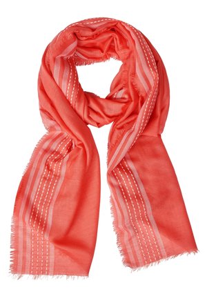 Koraalsjaal met lichtroze strepen en witte gestippelde lijnen langs de randen, zachte stof, losjes gevouwen met rafelige uiteinden.