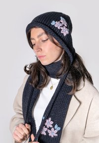 FABLE ENGLAND Forget-Me-Not - Beanie - navy