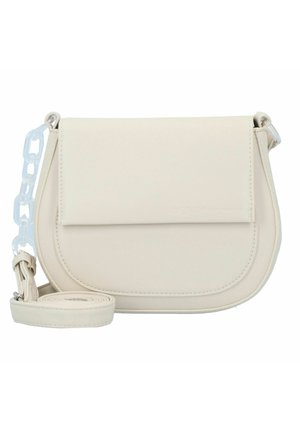 Bolso de crossbody de cuero beige con forma redondeada, solapa de pliegue y una cadena clara como asa. Incluye una correa larga y desmontable a juego.