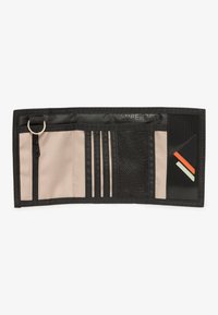 Portafoglio nero con design testurizzato, dotato di tasca con zip, scomparti per carte e un anello in metallo. Include accenti geometrici colorati.