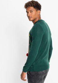 bonprix MIT WEIHNACHTSMOTIV - Maglione - green