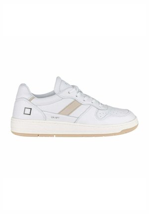 Scarpe sportive bianche con tomaia in pelle liscia, caratterizzate da due strisce beige, punta arrotondata e suola in gomma testurizzata.