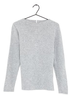 Lichtgrijze lange mouwen gebreide trui hangend aan een zwarte hanger tegen een witte achtergrond.