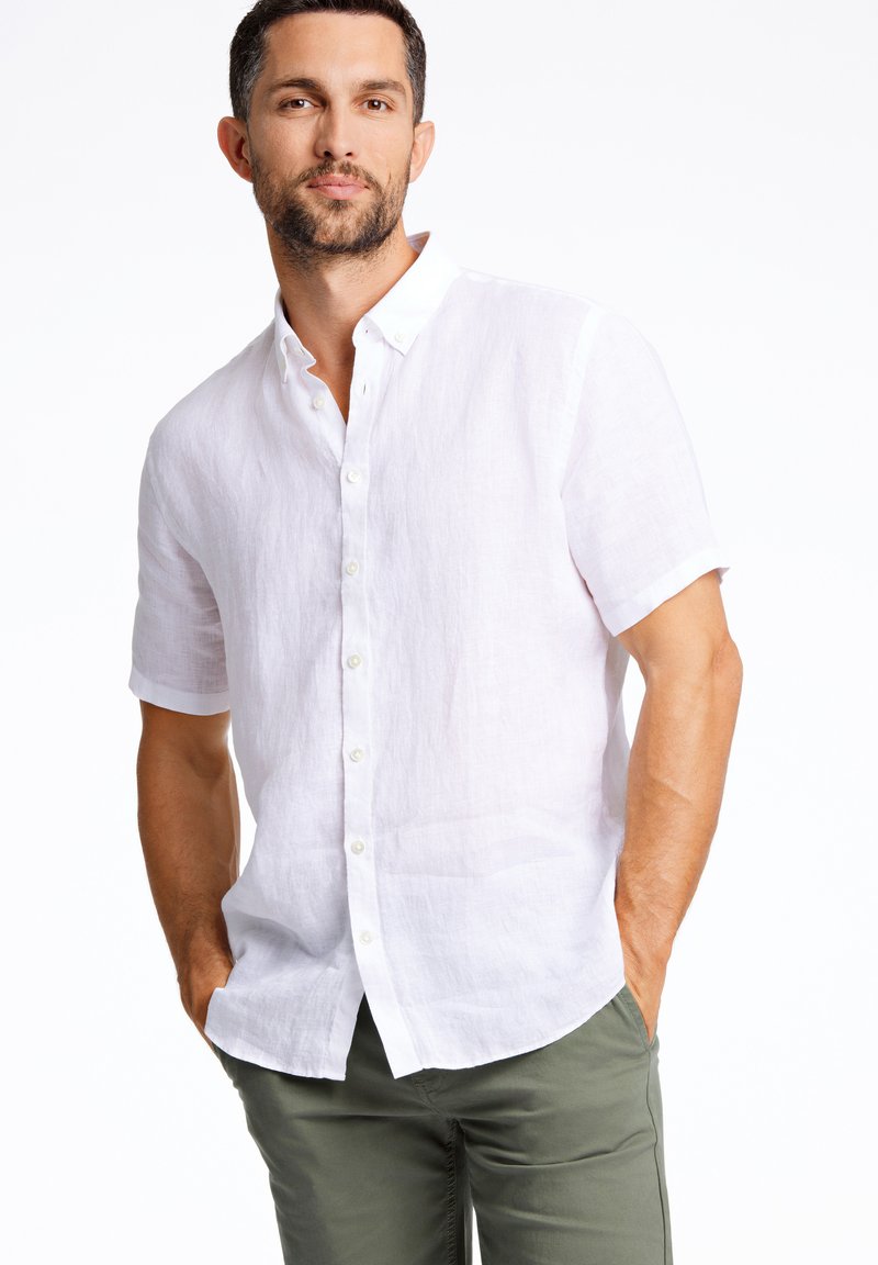 Witte short-sleeve overhemd met knopen, gemaakt van lichtgewicht linnen, met een kraag, subtiele textuur en een relaxte pasvorm, gecombineerd met olijfgroene broek.