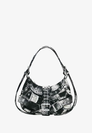Čierno-biela kabelka s popruhmi, prackami a kovovými očkami. Vyrobená z textúrovanej tkaniny, s guľatým tvarom a ramenným popruhom.