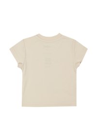 Camiseta de algodón beige con mangas cortas, cuello redondo y una textura suave y lisa. La parte trasera presenta un sutil detalle de etiqueta impresa.