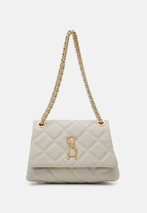 Sac à main en crème matelassé avec une anse à chaîne dorée et un détail de logo. Il présente une texture lisse et une forme rectangulaire avec une fermeture à rabat.