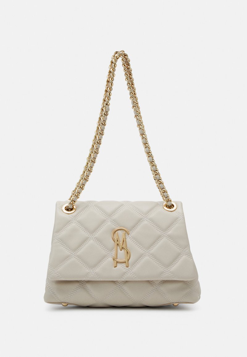 Borsa a tracolla trapuntata color crema con catena dorata e dettaglio del logo. Presenta una texture liscia e una forma rettangolare con chiusura a pattina.
