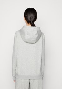 Grijze katoen hoodie met een grote, gestructureerde capuchon, geribbelde manchetten en zoom, met een relaxte pasvorm en een zachte textuur.