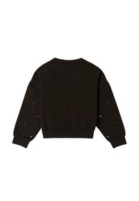 Zwarte hoodie met lange mouwen, geribbelde manchetten en onderboord, met subtiele accenten langs de mouwen. Gladde textuur en een relaxed fit.