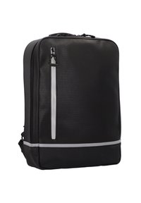 Sac à dos noir en tissu texturé, avec des accents de fermeture éclair en argent et une base plate. Il dispose d'un compartiment principal et d'une poche verticale à l'avant.