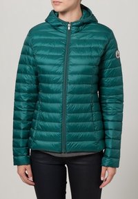 Tealowa kurtka puchowa z kapturem, z poziomym pikowaniem, z zapięciem na suwak z przodu oraz okrągłym logo na lewym rękawie. Miękki, błyszczący materiał.