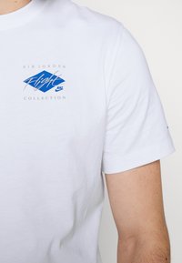 Jordan AIR CREW - T-shirt estampada - white/dark marina blue