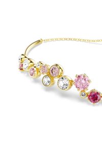 Goldener Armreif mit verschiedenen Edelsteinen, darunter pinke und klare Steine, die in einem kreisförmigen Muster angeordnet sind, mit einem filigranen Kettenverschluss.