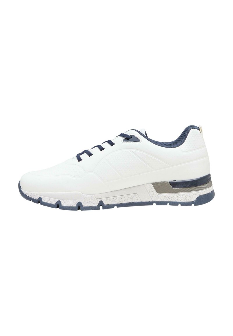 Baskets blanches de sport avec des accents marine, tige texturée, six œillets pour les lacets, semelle rembourrée et un détail discret en motif sur les côtés.