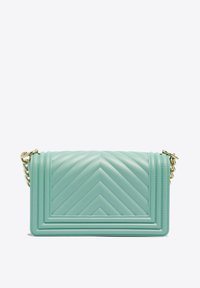 Borse in pelle verde menta con un motivo a chevron trapuntato, dotata di una tracolla dorata e forma rettangolare. Texture liscia e design strutturato.