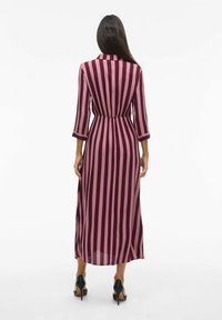Langes, gestreiftes Kleid mit tailliertem Bund in Burgunder- und Hellrosatönen. Verfügt über einen Kragen und drei-vierelänge Ärmel.
