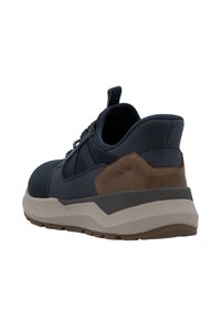 Sneakers pour hommes avec un dessus marine en tissu texturé, des accents en cuir marron et une semelle grise rembourrée pour le confort et le soutien.