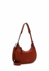 Sac à main en cuir rouge avec une forme incurvée, une poignée supérieure et une bandoulière longue détachable. Caractéristiques : quincaillerie en argent et finition texturée.