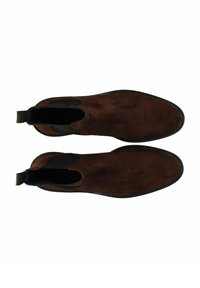 Botas Chelsea de ante marrón con paneles laterales elásticos negros y tiradores, con un acabado suave y un diseño de punta redonda.