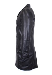 Schwarze Lederjacke mit maßgeschneidertem Design, langen Ärmeln und zwei Seitentaschen. Glatte Textur mit einer zentralen Frontöffnung.