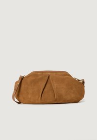Borsa a sacca in suede marrone con design plissettato, texture morbida e tracolla in pelle. Forma arrotondata e chiusura con zip nella parte superiore.
