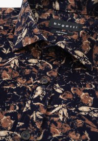 Hemd aus weicher Baumwolle in Blau und Braun mit strukturiertem Kragen, Knopfleiste und dunklen Knöpfen. Mit floralen Mustern durchzogen.