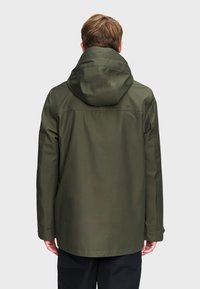 Zelená nepremokavá bunda s kapucňou, ktorú charakterizuje hladký povrch, rovný strih a jemné švy na pleciach a rukávoch.