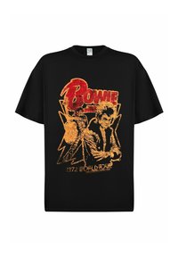 Černé tričko s opotřebovaným grafickým potiskem v červené a zlaté barvě, zobrazující postavu a text "BOWIE 1972 WORLD TOUR."