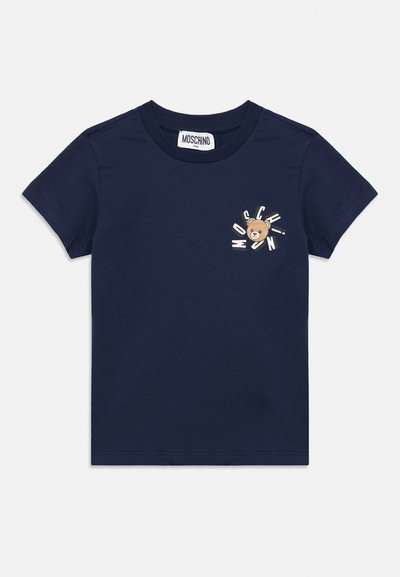 Tricou pentru copii, albastru marin, cu mâneci scurte, având eticheta brandului Moschino și un mic logo cu fața unui ursuleț însoțit de litere împrăștiate pe piept.