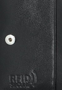 Czarny portfel o teksturowanej powierzchni z okrągłym srebrnym zapięciem, z wytłoczonym napisem "RFID Secure" na dole.