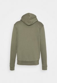 Olivgrön hoodie i mjuk bomullsblandning, med dragsko i huvan, långa ärmar och ribbad nederkant och ärmslut. Enkelt, sömlöst design.