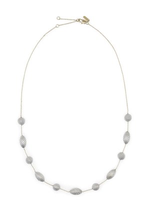 Delicata collana a catena d'oro con perle ovali e rotonde in argento testurizzato alternate, distribuite uniformemente lungo tutta la lunghezza.