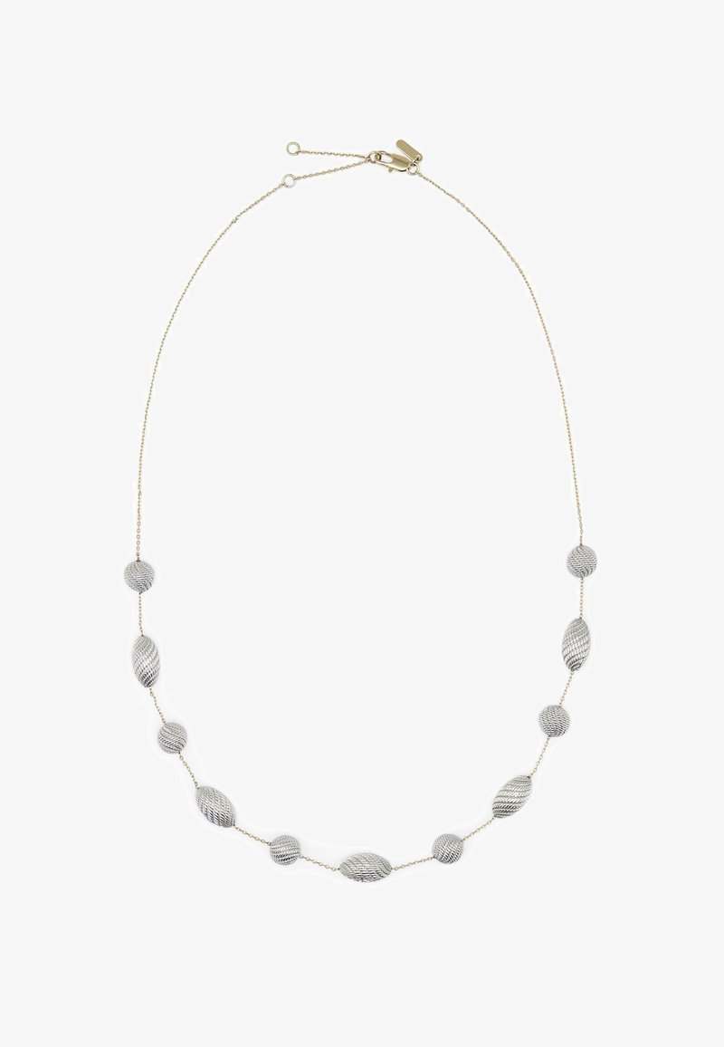 Collier délicat en chaîne d'or avec des perles ovales et rondes en argent texturé alternées, espacées uniformément sur toute la longueur.