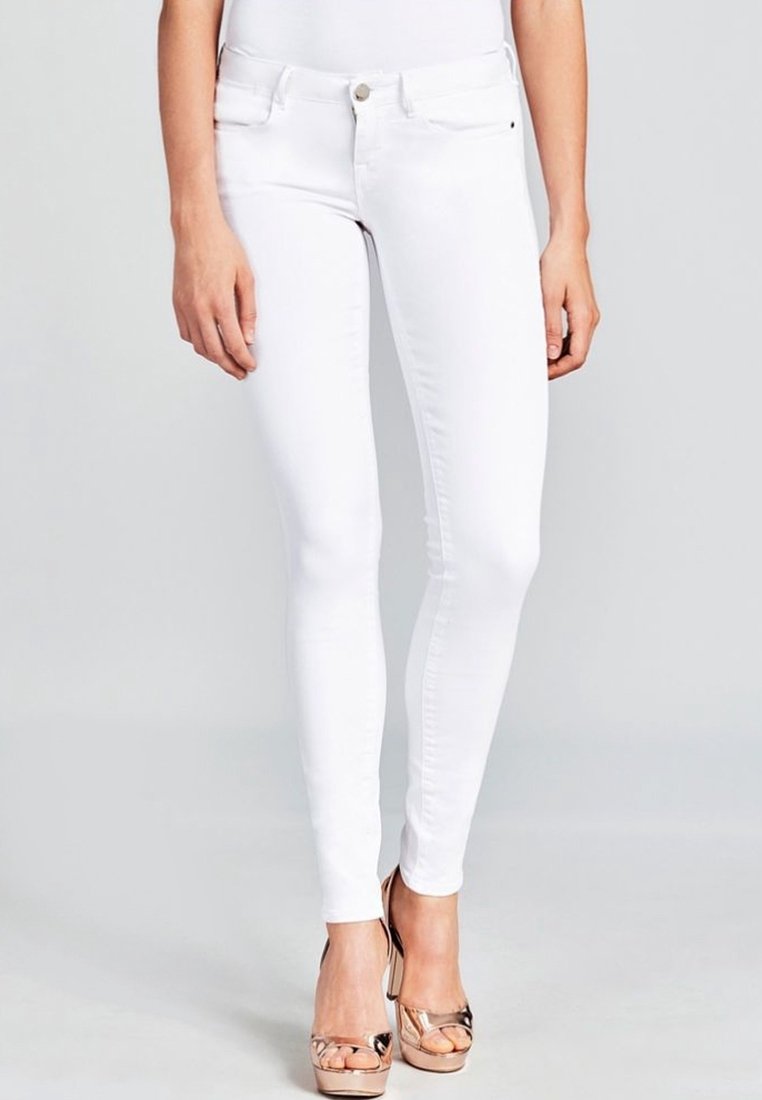Vaqueros skinny de mezclilla blanca con una cintura de media altura, que cuentan con un diseño de cinco bolsillos, costuras sutiles y una silueta ajustada.