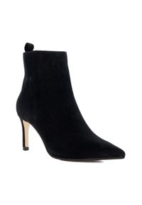 Bottines en suède noir avec un bout pointu, un talon aiguille de 7 cm et une petite languette à l'arrière. Texture lisse et design épuré.