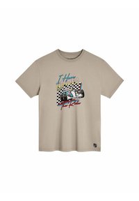 T-shirt en coton beige à col rond, ornée d'un graphique coloré d'une voiture de course et du texte "Je n'en ai aucune idée" sur un motif à damier.