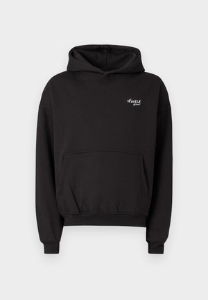 Černá mikina s kapucí, přední kapsou, stahovací šňůrkou na kapuci, žebrovanými lemy na rukávech a spodním okraji a malým bílým logem na hrudi. Měkká, hladká tkanina.