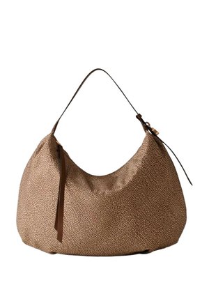 Sac hobo marron texturé avec une bandoulière unique et un pompon décoratif suspendu sur le côté.