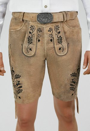 Traditionele lederhosen van bruin leer met zwarte geborduurde bloemen- en hertenpatronen, gedragen met een wit overhemd en een decoratieve riem met gesp.