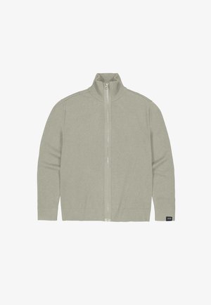 Helle graue Strickjacke mit durchgehendem Reißverschluss, geripptem Kragen, Bündchen und Saum sowie einem kleinen schwarzen Markenlabel am unteren linken Ärmel.