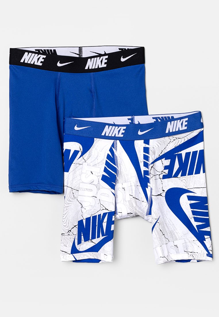 Deux paires de boxers Nike : l'une en bleu uni, l'autre à motifs avec de graphiques bleus audacieux et du texte blanc, présentées sur un fond clair.