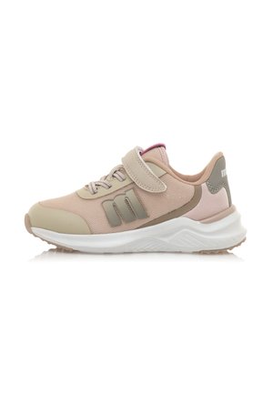 Zapatillas deportivas de color rosa claro con parte superior de malla, acentos beige, una correa de velcro y una suela blanca texturizada. Presentan un logo mate en el costado.