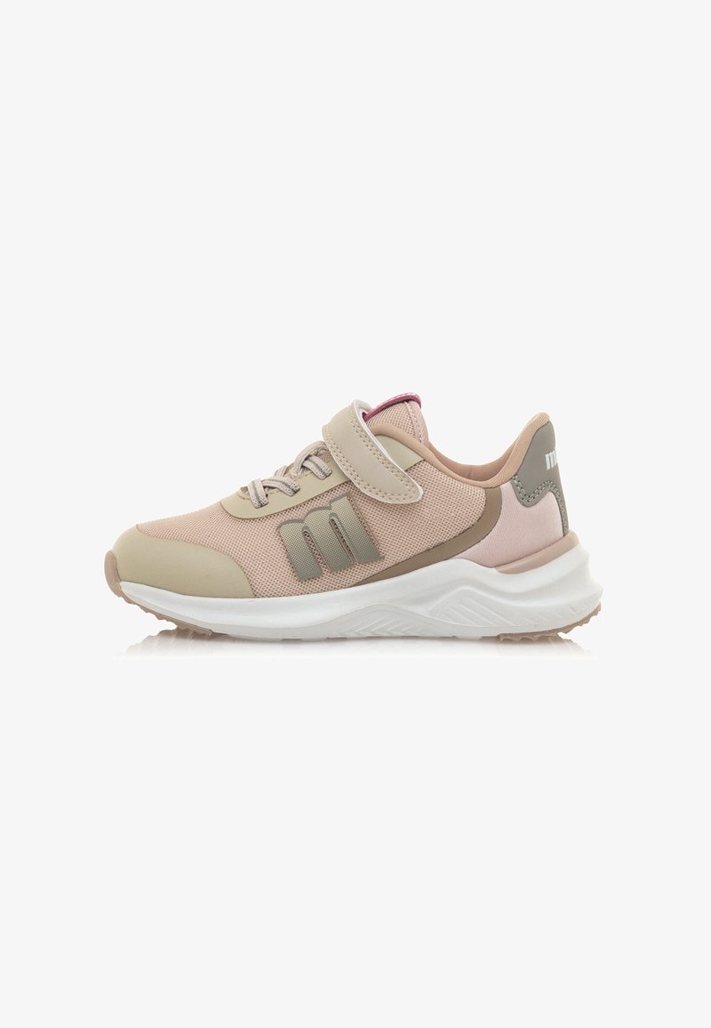 Helle rosa Sportschuhe mit einem Netz-Obermaterial, beigen Akzenten, einem Klettverschluss und einer weißen, strukturierten Sohle. Auf der Seite befindet sich ein mattes Logo.