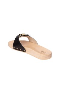 Zwarte lederen sandaal met een houten basis, voorzien van een brede band en gouden hardware accenten. Soepele textuur met afgeronde randen.