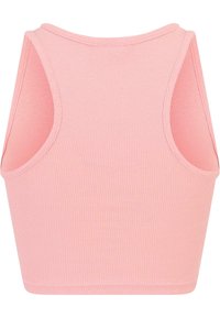 Světlý růžový žebrovaný crop top s širokými průramky a kulatým výstřihem, který má texturovaný povrch a jemné švy.