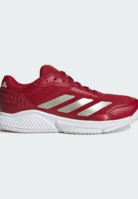 Rød sportsko med tekstureret overdel, sølvstriber og hvid sål. Har en polstret krave og snørebånd for en sikker pasform.