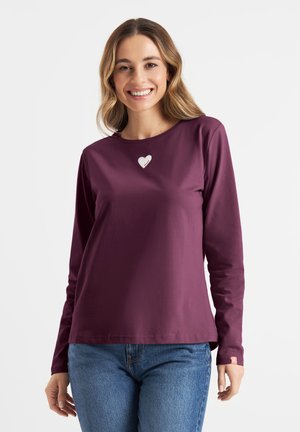 Bordeaux langemouwen shirt met een ronde hals, voorzien van een klein wit hartdetail op de borst en een label op de linkermouw.